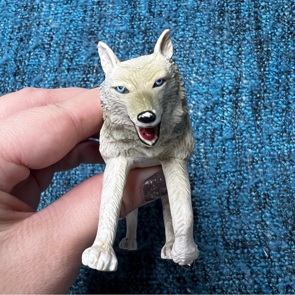 Terra by Battat Wolf Figure in White Grey - Picture 2 of 10